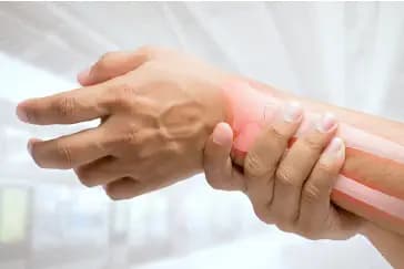 ऑस्टियोपोरोसिस दिवस 2025: बोन डेंसिटी टेस्ट और समय रहते पहचान